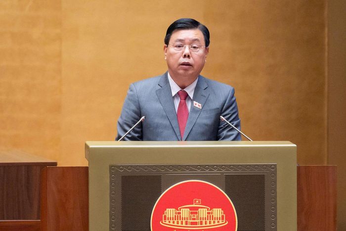 Bộ trưởng Bộ Nội vụ Nguyễn Tiến Hải trình bày tờ trình. Ảnh: media.quochoi.vn