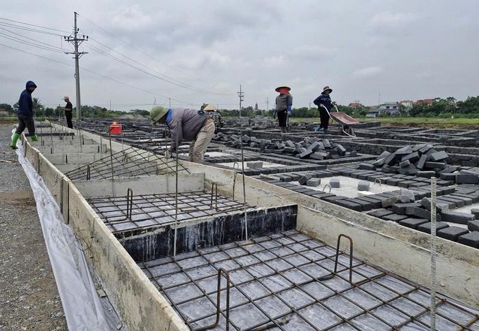 Các hạng mục của dự án Cụm công nghiệp làng nghề Nam Tiến đang được đẩy nhanh tiến độ xây dựng nhằm tạo điều kiện thuận lợi để thu hút các doanh nghiệp, nhà đầu tư thứ cấp vào sản xuất, kinh doanh. Ảnh: PV