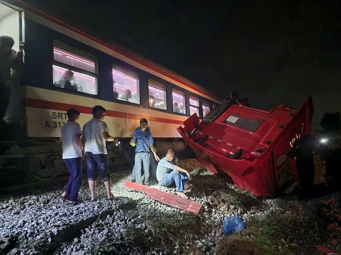 Một vụ tai nạn giao thông giữa tàu hỏa với ô tô. Ảnh: Đông Giang.