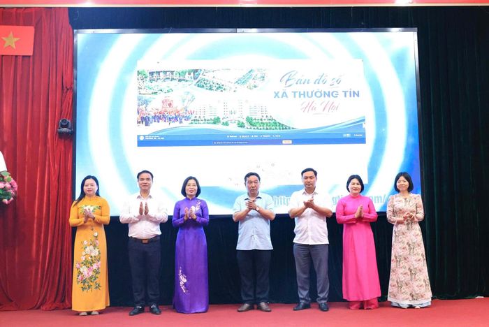 Các đại biểu thực hiện nghi thức ra mắt bản đồ số xã Thường Tín. Ảnh: PV
