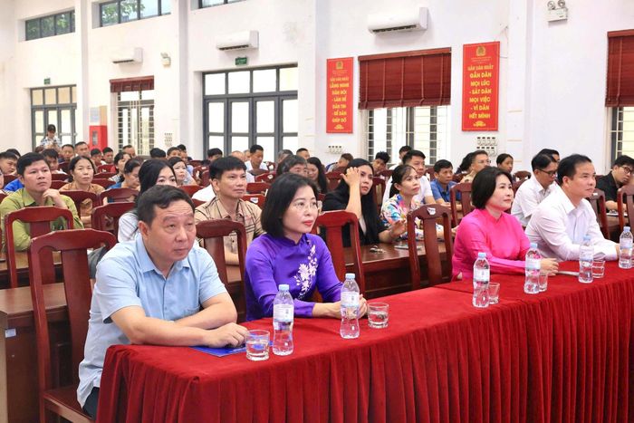 Các đại biểu tham dự hội nghị ra mắt bản đồ số xã Thường Tín sáng 6-8. Ảnh: PV