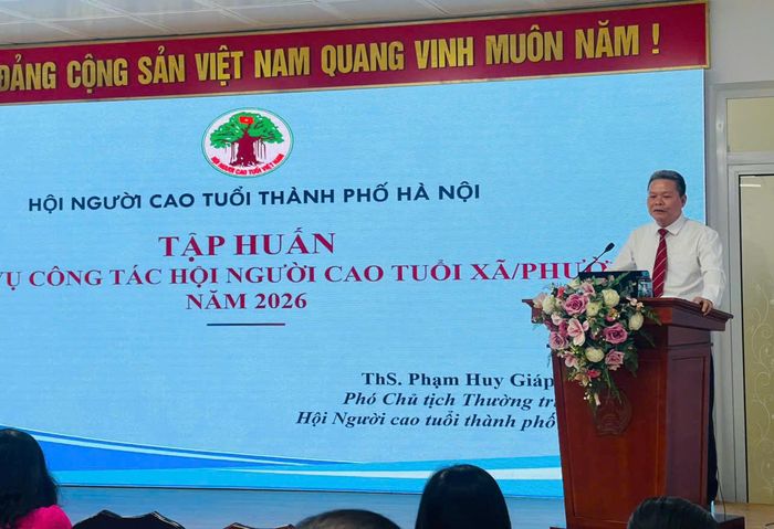 Phó Chủ tịch Thường trực Hội Người cao tuổi thành phố Hà Nội Phạm Huy Giáp truyền đạt 7 chuyên đề. Ảnh: Bảo Lâm