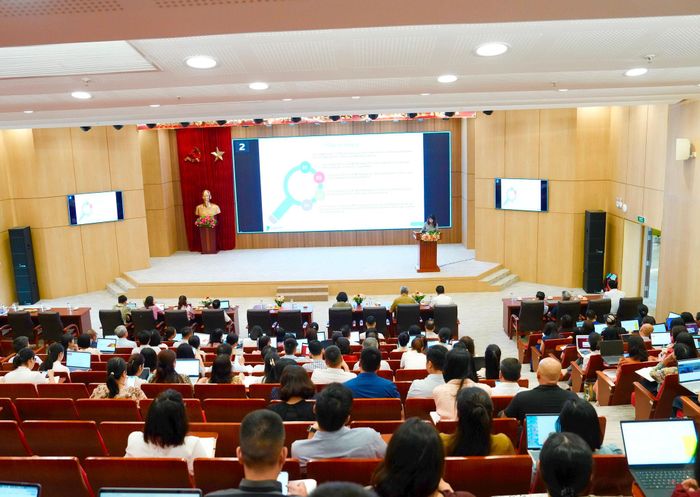 Bà Nguyễn Thị Thu Hà, báo cáo viên của VNPT hướng dẫn nội dung tập huấn tại hội nghị. Ảnh: Hồng Thái