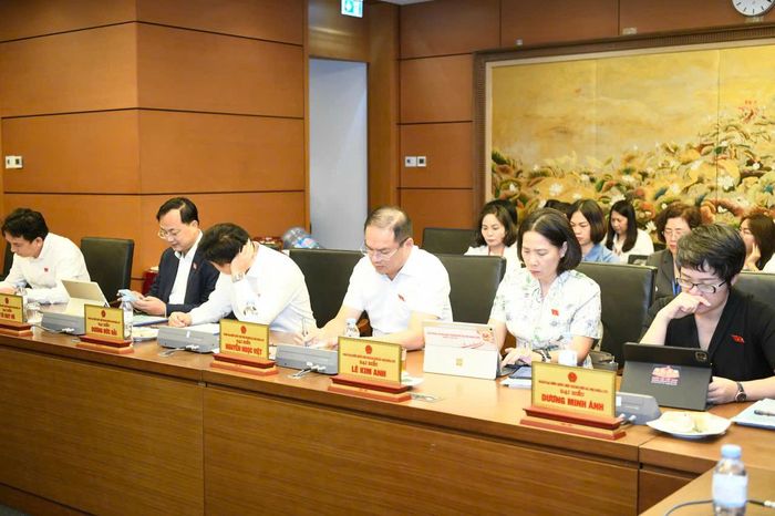 Các đại biểu Quốc hội tham dự thảo luận tổ. Ảnh: Như Ý