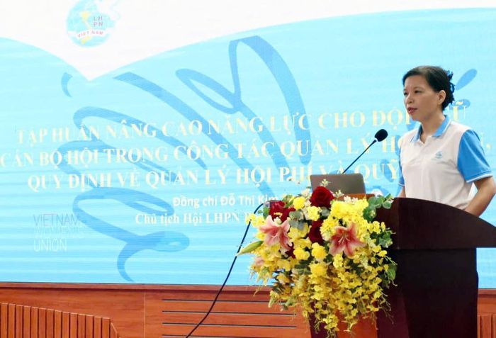 Chủ tịch Hội LHPN phường Phú Diễn Đỗ Thị Kim Chi trực tiếp truyền đạt chuyên đề, tập huấn nghiệp vụ cho đội ngũ cán bộ Hội. Ảnh: QA
