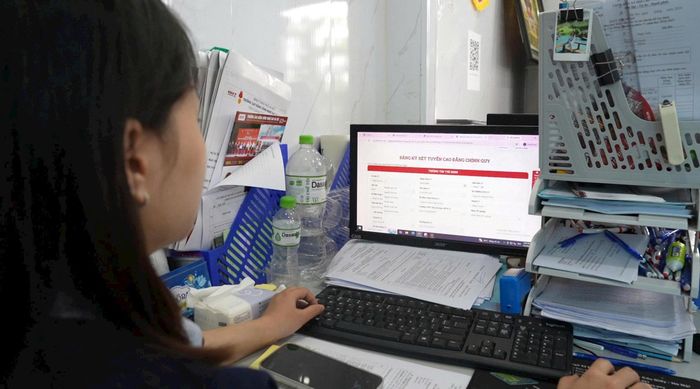 Các thủ tục nhập học được chuẩn hóa trên nền tảng số, giúp giảm thời gian chờ đợi, hạn chế hồ sơ giấy và tạo thuận lợi cho người học ngay từ ngày đầu bước vào môi trường mới. Ảnh: Hữu Tiệp