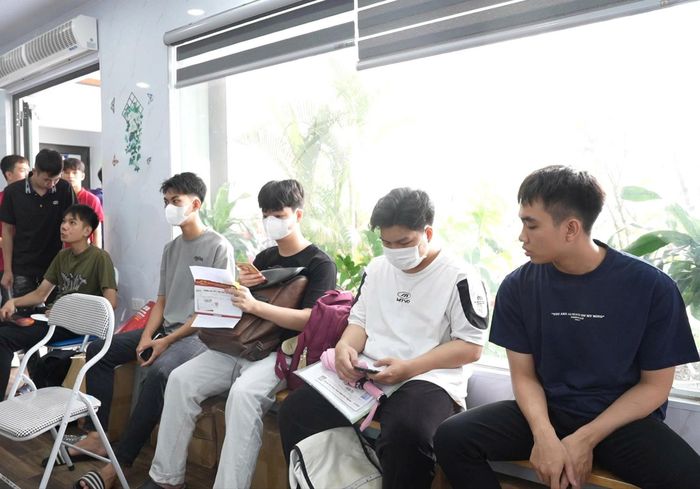 Đối với những tân sinh viên, phụ huynh chưa hoàn tất thủ tục trực tuyến, nhà trường cũng bố trí cán bộ hỗ trợ đăng ký trực tiếp. Ảnh: Hữu Tiệp