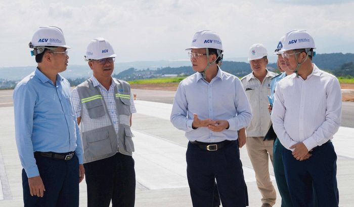 Chủ tịch UBND tỉnh Lâm Đồng Hồ Văn Mười (thứ 3, từ trái sang) kiểm tra tiến độ cải tạo, nâng cấp sân bay Liên Khương. Ảnh: PV