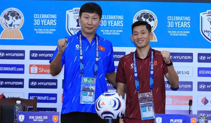HLV Kim Sang-sik cùng tiền vệ Hai Long tham dự họp báo. Ảnh: PV