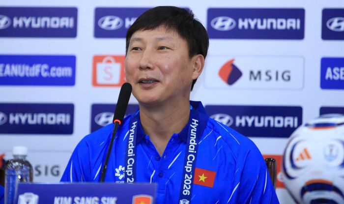 HLV Kim Sang-sik tại buổi họp báo trưa 6-8. Ảnh: PV