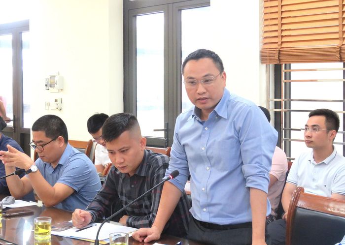 Đại diện nhà đầu tư dự án Nhà ở xã hội trên địa bàn xã Thiên Lộc nêu ý kiến tại hội nghị. Ảnh: PV