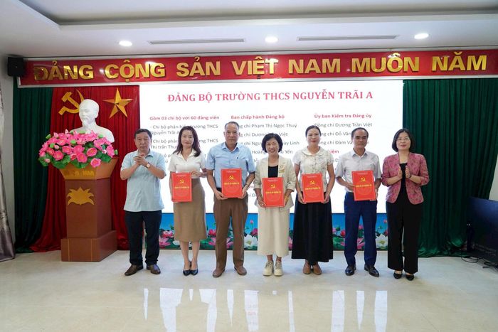 Lãnh đạo xã Thường Tín trao quyết định cho lãnh đạo các trường học trên địa bàn. Ảnh: PV