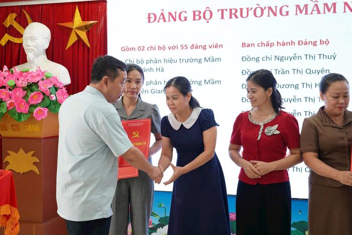 Chủ tịch UBND xã Thường Tín Phan Thanh Tùng trao quyết định cho lãnh đạo các nhà trường. Ảnh: PV