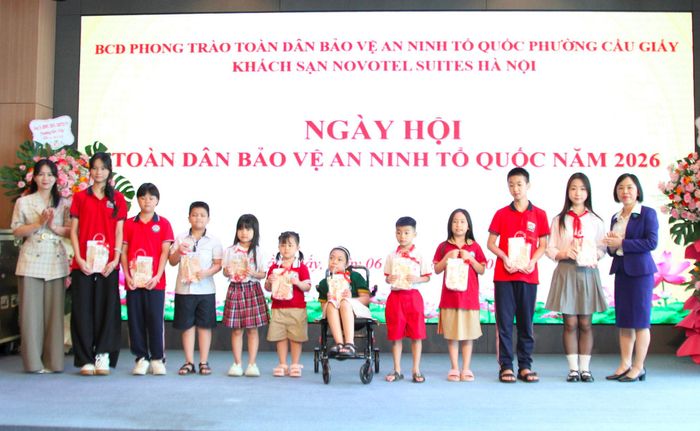 Trong khuôn khổ chương trình, khách sạn Novotel Suites đã trao các phần quà tới các em học sinh có hoàn cảnh khó khăn trên địa bàn. Ảnh: Vân Nhi