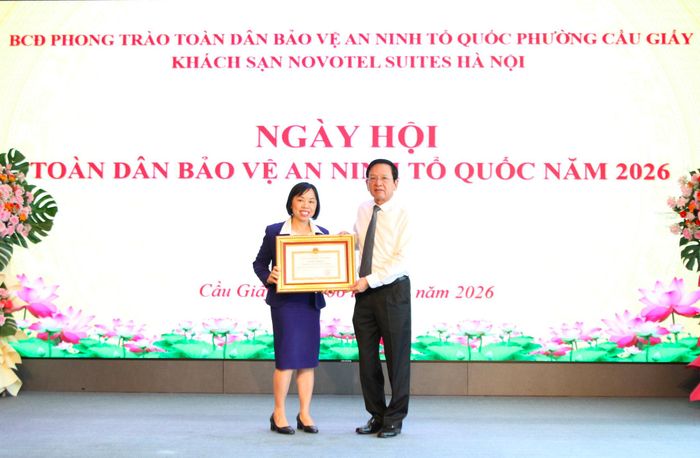 Thừa ủy quyền của thành phố, Chánh Thanh tra thành phố Hà Nội Trần Đức Hoạt trao Bằng khen cho đại diện khách sạn Novotel Suites - đơn vị thực hiện mô hình "Khách sạn chủ động, an ninh vững bền". Ảnh: Vân Nhi