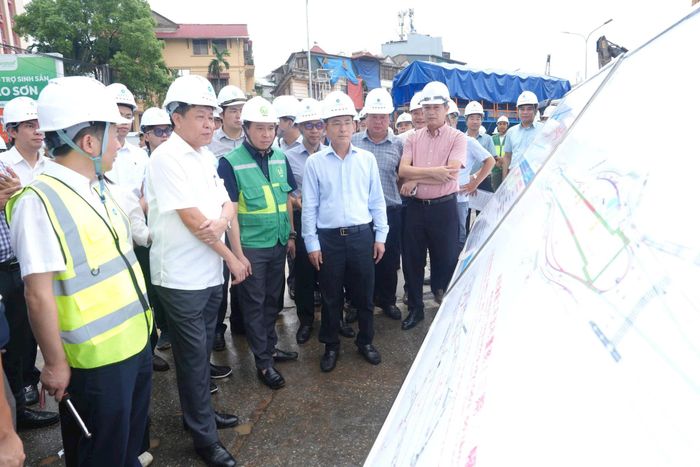 Phó Bí thư Thường trực Thành ủy Hà Nội Nguyễn Trọng Đông và Phó Chủ tịch Thường trực UBND thành phố Hà Nội Dương Đức Tuấn kiểm tra thực địa Hạng mục cầu vượt nút giao Nguyễn Chí Thanh - Dự án đường Vành đai 1 và tuyến đường sắt đô thị số 5. Ảnh: Phạm Hùng.