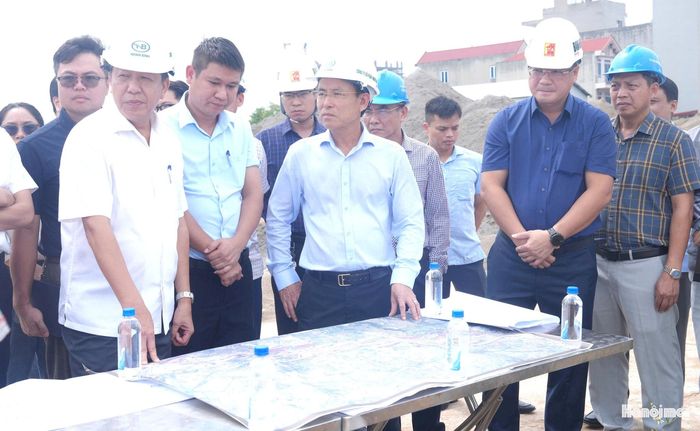 Phó Bí thư Thường trực Thành ủy Nguyễn Trọng Đông yêu cầu các đơn vị bảo đảm tiến độ các dự án giao thông trọng điểm của thành phố. Ảnh: Phạm Hùng.