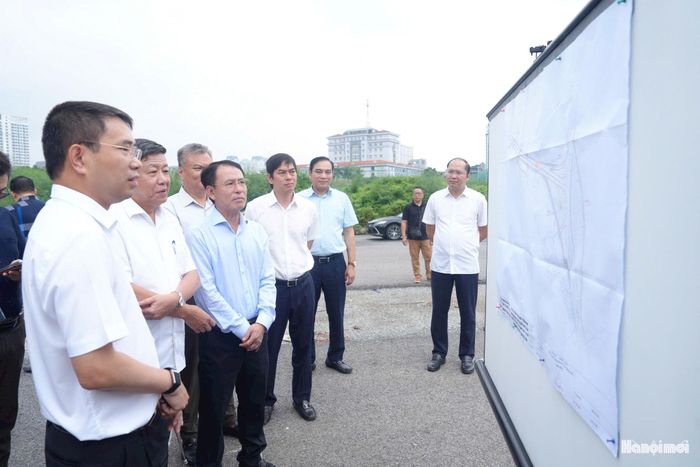 Phó Bí thư Thường trực Thành ủy Hà Nội và lãnh đạo thành phố Hà Nội kiểm tra Dự án đầu tư xây dựng tuyến đường từ đường Phạm Hùng đến đường Lê Đức Thọ có nhiều thuận lợi trong chính sách tái định cư. Ảnh: Phạm Hùng.