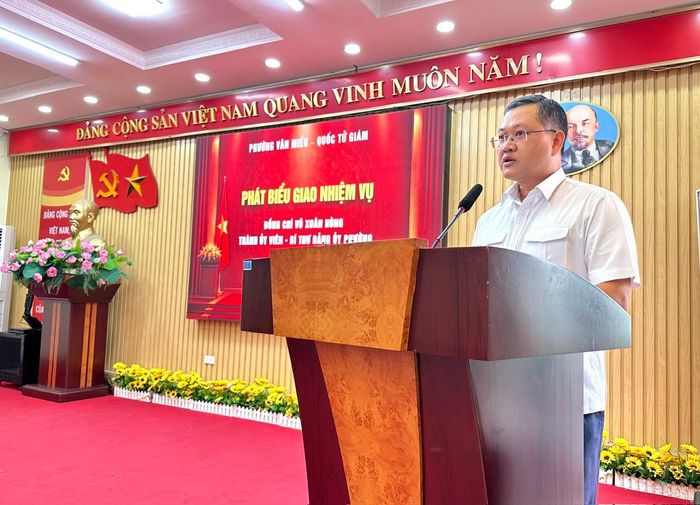 Bí thư Đảng ủy phường Văn Miếu - Quốc Tử Giám Vũ Xuân Hùng phát biểu. Ảnh: Quyên An