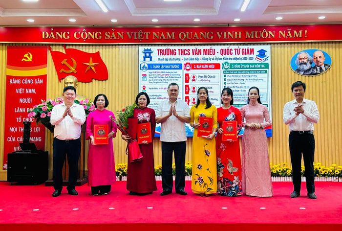 Trao quyết định thành lập Trường THCS Văn Miếu - Quốc Tử Giám. Ảnh: Quyên An