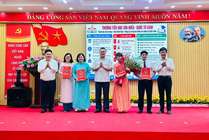 Lãnh đạo phường Văn Miếu - Quốc Tử Giám trao quyết định thành lập Trường Tiểu học Văn Miếu - Quốc Tử Giám. Ảnh: Quyên An