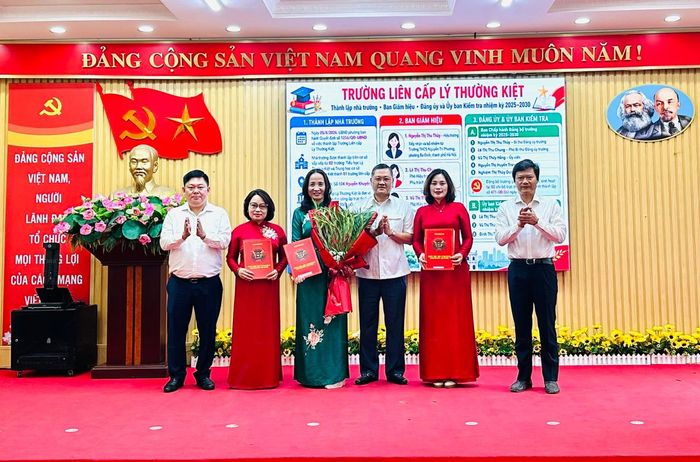 Trao quyết định thành lập Trường Liên cấp Lý Thường Kiệt. Ảnh: Quyên An