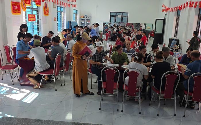 Đông đảo cư dân xã Kim Anh thực hiện kê khai bổ sung hồ sơ làm sạch dữ liệu đất đai. Ảnh: Lương Giang