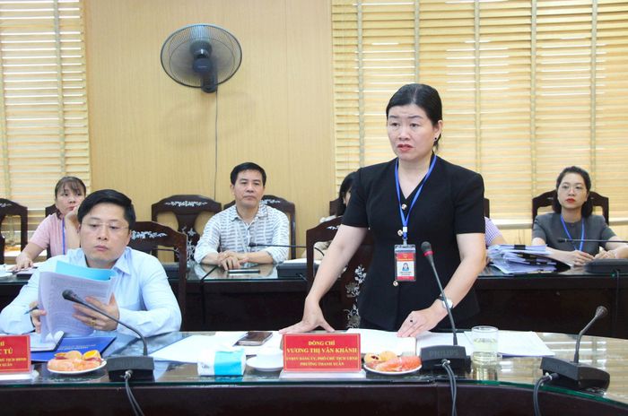 Phó Chủ tịch UBND phường Thanh Xuân Vương Thị Vân Khánh báo cáo với Đoàn giám sát. Ảnh: TT