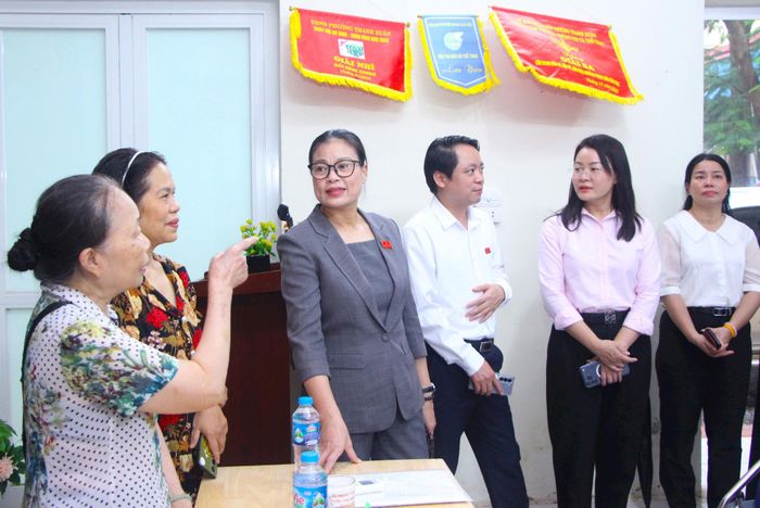 Đoàn giám sát khảo sát trực tiếp tại Trung tâm văn hóa, thông tin, thể thao phường và nhà sinh hoạt cộng đồng trên địa bàn phường Thanh Xuân. Ảnh: TT
