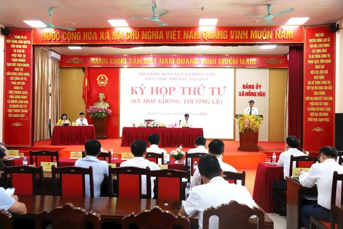 Bí thư Đảng ủy, Chủ tịch HĐND xã Hồng Vân Phạm Tiến Dũng phát biểu khai mạc kỳ họp. Ảnh: Đặng Cung.