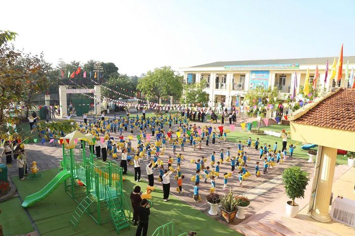 Hoạt động thể dục buổi sáng và phát triển thể chất cho trẻ tại Trường Mầm non Hồng Vân. Ảnh: Thông tin điện tử xã Hồng Vân
