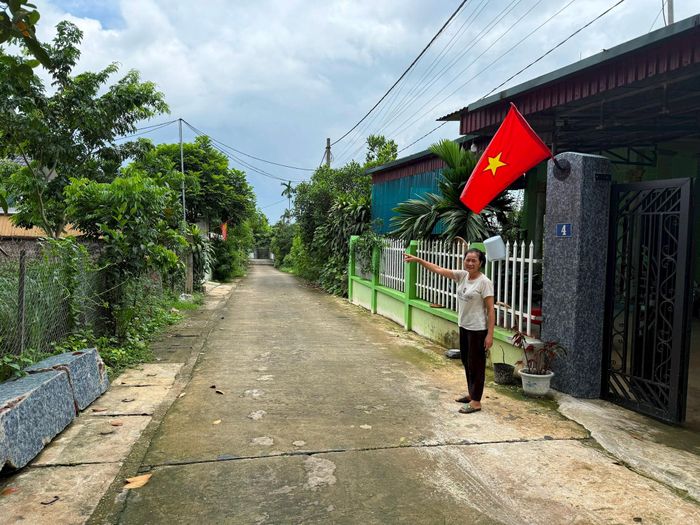 Ngõ Tân Đức - nơi 15 hộ dân sinh sống ổn định, vẫn đang chờ đợi để được cấp giấy chứng nhận quyền sử dụng đất sau 24 năm di dân. Ảnh: MT