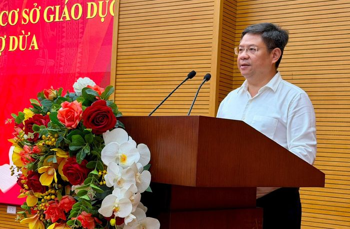 Bí thư Đảng ủy, Chủ tịch HĐND phường Ô Chợ Dừa Nguyễn Anh Quân phát biểu tại hội nghị. Ảnh: Võ Giang