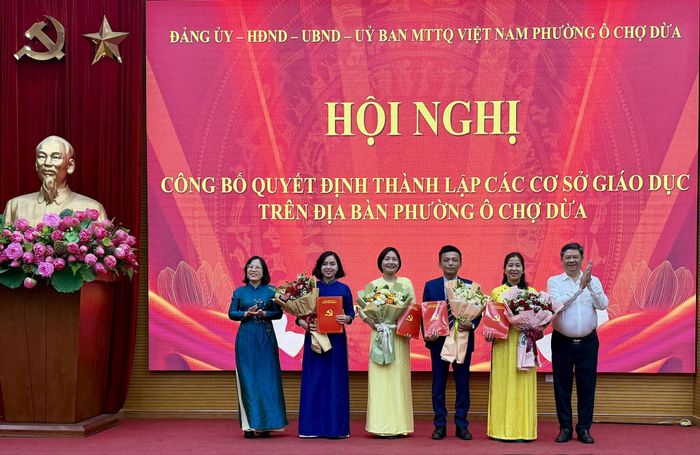 Lãnh đạo phường Ô Chợ Dừa trao quyết định thành lập các Đảng bộ trường học và chỉ định bí thư cấp ủy. Ảnh: Võ Giang
