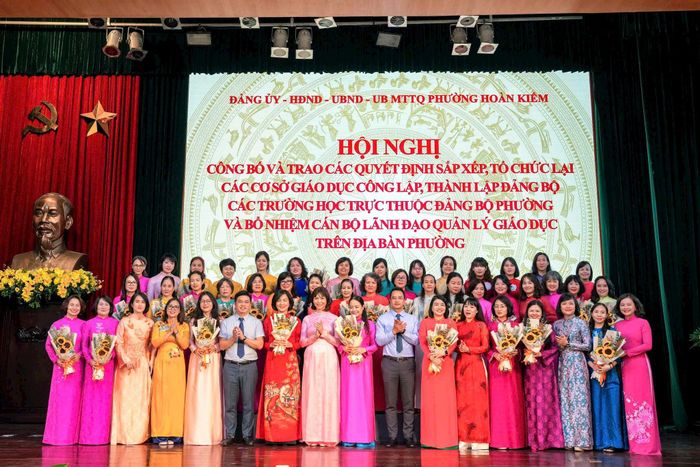 Các đại biểu chụp ảnh lưu niệm. Ảnh: PV