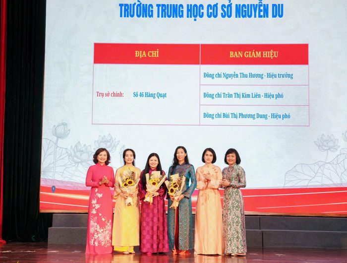 Phó Chủ tịch Thường trực UBND phường Hoàn Kiếm Nguyễn Hồng Trang và lãnh đạo Phòng Văn hóa - Xã hội phường Hoàn Kiếm trao quyết định thành lập Trường THCS Nguyễn Du. Ảnh: PV