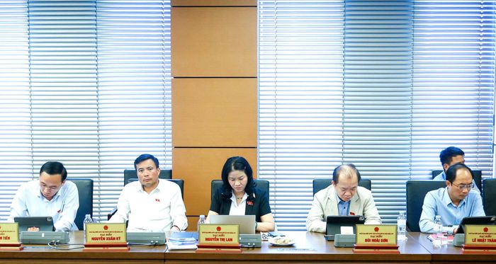 Các đại biểu Quốc hội Đoàn thành phố Hà Nội thảo luận tại Tổ chiều 6-8. Ảnh: Quang Vinh