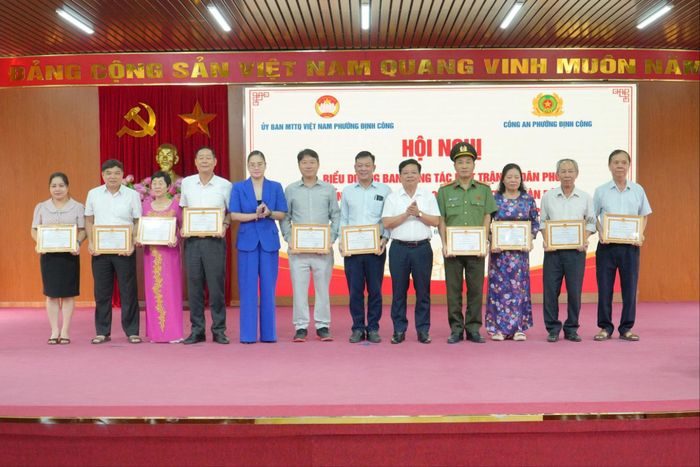 Lãnh đạo phường Định Công và đại diện Ủy ban MTTQ Việt Nam TP Hà Nội khen thưởng các tập thể, cá nhân có thành tích xuất sắc. Ảnh: Huy Hoàng