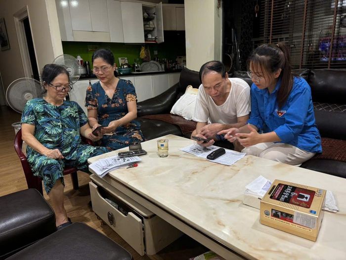 Đưa chuyển đổi số đến từng hộ dân. Ảnh Thu Oanh