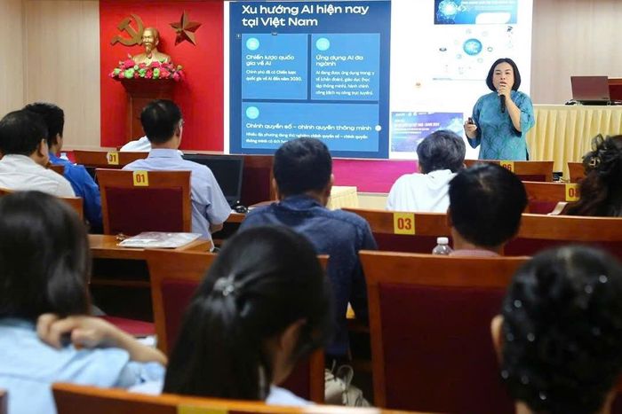 Một lớp tập huấn về sử dụng AI trong các hoạt động kinh tế, thương mại điện tử, đời sống xã hội do UBND phường tổ chức. Ảnh Thùy Dương
