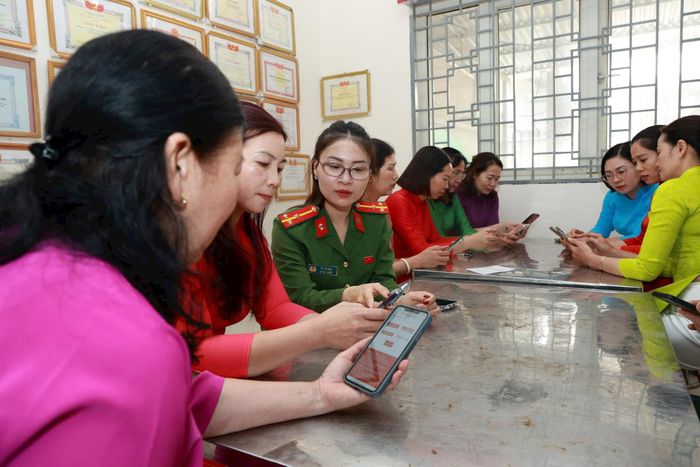 Hội viên Hội Phụ nữ phường Dương Nội cùng chung tay thực hiện chiến dịch "100 ngày chuyển đổi số". Ảnh Thu Hoài