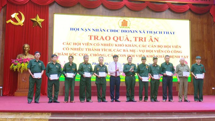 Ban tổ chức trao quà cho các gia đình, cán bộ hội viên có hoàn cảnh khó khăn.