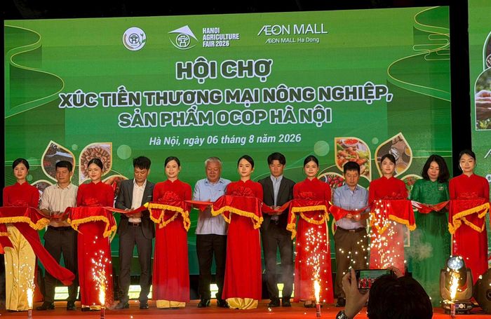 Các đại biểu cắt băng khai mạc hội chợ. Ảnh: Ngọc Quỳnh