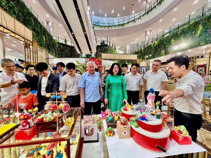 Lãnh đạo Sở Nông nghiệp và Môi trường Hà Nội, các đại biểu tham quan gian hàng tại hội chợ. Ảnh: Ngọc Quỳnh