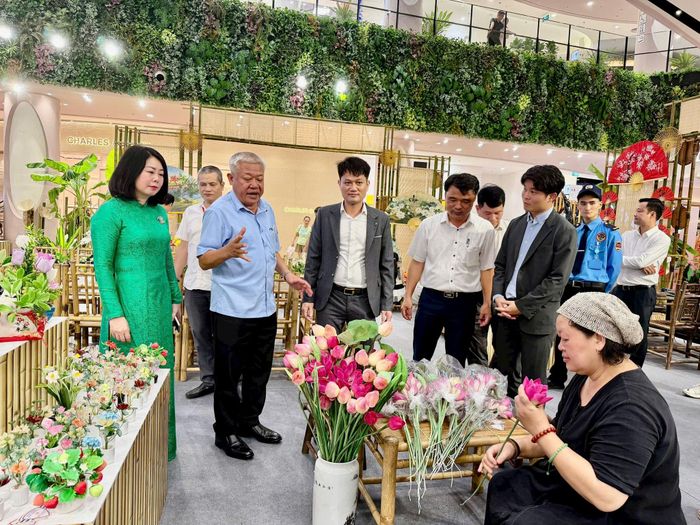 Các đại biểu tham quan các gian hàng trưng bày tại hội chợ. Ảnh: Ngọc Quỳnh
