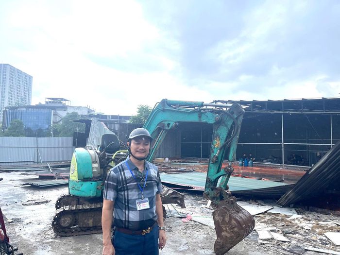 Phó Chủ tịch UBND phường Thanh Liệt Trình Quốc Thắng tại buổi triển khai xử lý vi phạm ngày mùng 6-8. Ảnh: Đào Tuyết