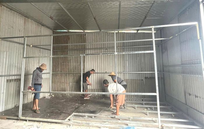 Theo kế hoạch, trong đợt đầu sẽ phá dỡ 4 kho, xưởng với tổng diện tích khoảng 3.000m² nằm gần khu vực xảy ra vụ cháy ngày 25-7. Ảnh: Đào Tuyết