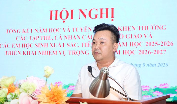 Phó Chủ tịch UBND xã Phúc Sơn Lê Trường Huy giao nhiệm vụ các nhà trường trong năm học 2026-2027. Ảnh: Kim Nhuệ