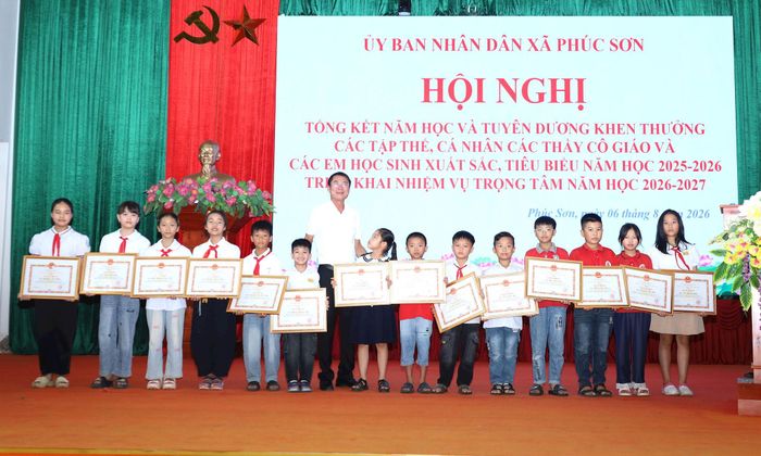 Chủ tịch UBND xã Phúc Sơn Trần Xuân Hải khen thưởng học sinh giỏi, xuất sắc, tiêu biểu năm học 2025-2026. Ảnh: Kim Nhuệ