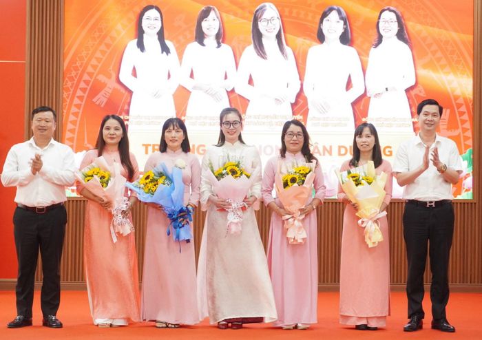 Bí thư Đảng ủy, Chủ tịch HĐND xã Dân Hòa Mai Xuân Trường và Phó Bí thư Đảng ủy, Chủ tịch UBND xã Dân Hòa Đinh Hữu Bình trao quyết định và tặng hoa chúc mừng tới Hiệu trưởng, Phó hiệu trưởng được bổ nhiệm sau sắp xếp Ảnh: Lê Dung.